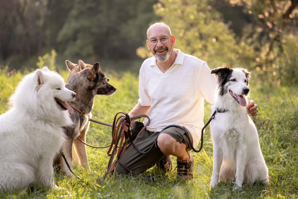Gruppenspaziergang mit mehreren Hunden im Landshuter Stadtpark